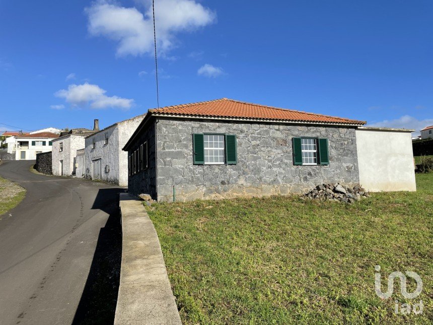 House T2 in Velas (São Jorge) of 90 m²