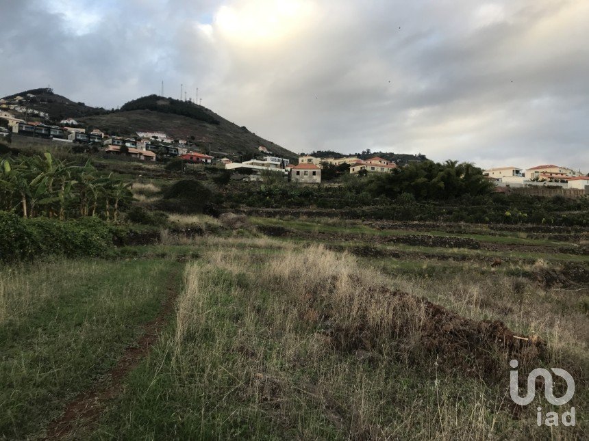 Building land in Caniço of 1,110 m²