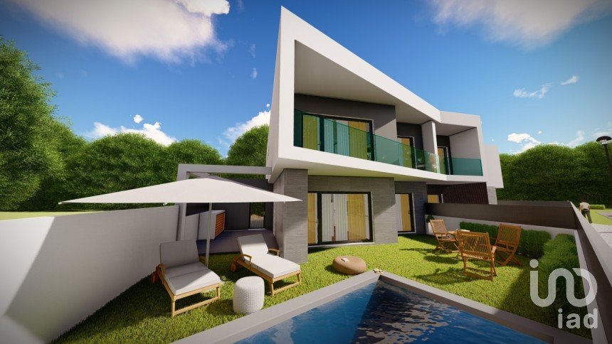 House T4 in Fernão Ferro of 181 m²