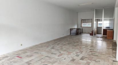 Loja / Estabelecimento Comercial em São Pedro de Castelões de 188 m²