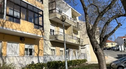 Bâtiment à Pontinha e Famões de 400 m²