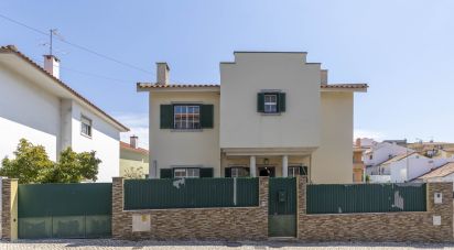 Casa T3 em Porto Salvo de 215 m²