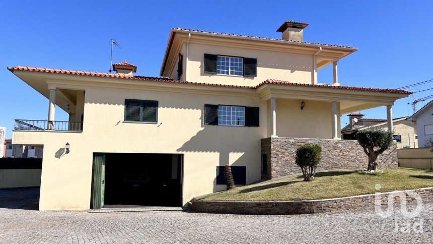 House T3 in Antas e Abade de Vermoim of 190 m²