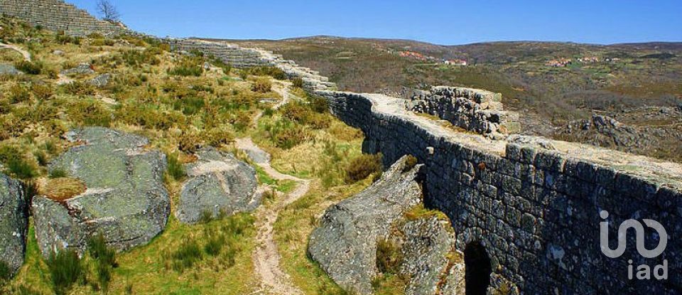 Terreno em Vila e Roussas de 1 670 m²