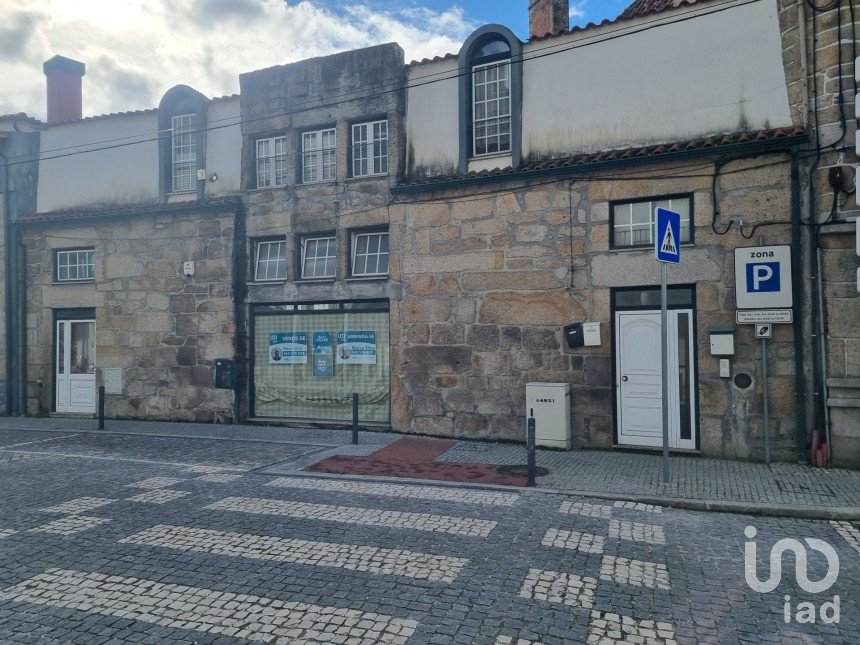 Boutique/Local commercial à Celorico (São Pedro e Santa Maria) e Vila Boa do Mondego de 172 m²