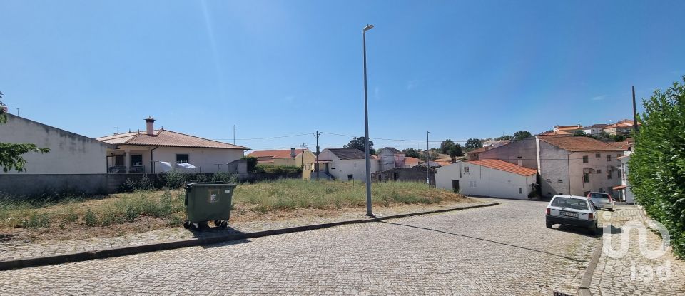 Terreno urbano em Casas do Soeiro de 594 m²