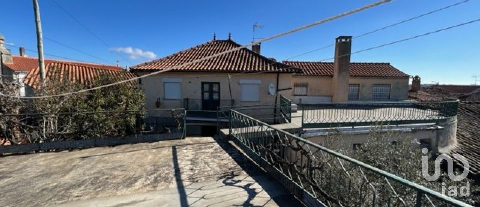 House T4 in Penas Roias of 170 m²