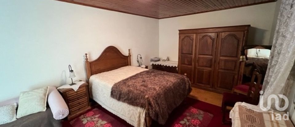 House T4 in Penas Roias of 170 m²