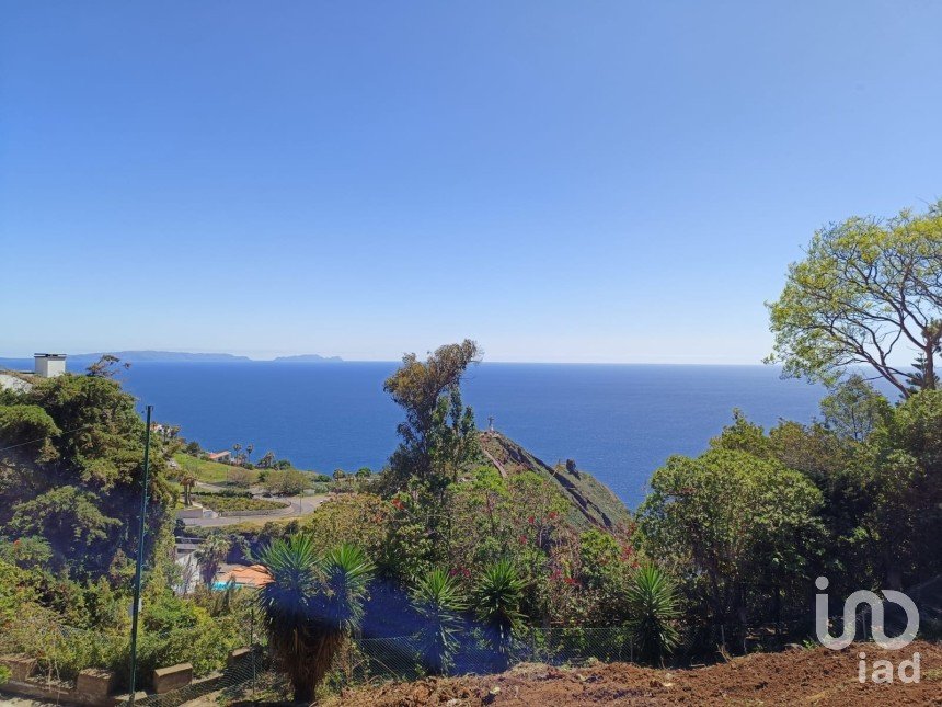 Terreno urbano em Caniço de 680 m²