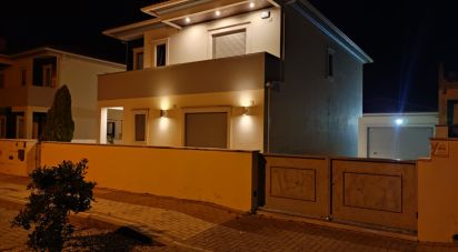 Casa / Villa T4 em Porto de Mós - São João Baptista e São Pedro de 168 m²