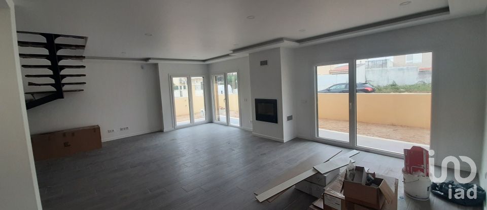 House T4 in Amora of 219 m²