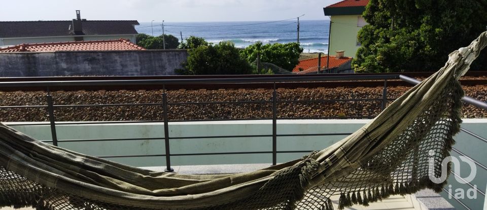 Maison de village T3 à Moledo e Cristelo de 247 m²