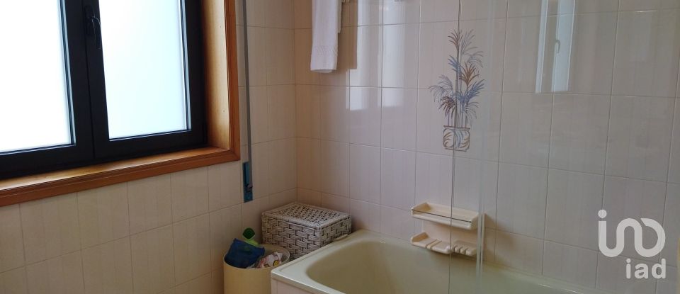 Maison de village T3 à Moledo e Cristelo de 247 m²