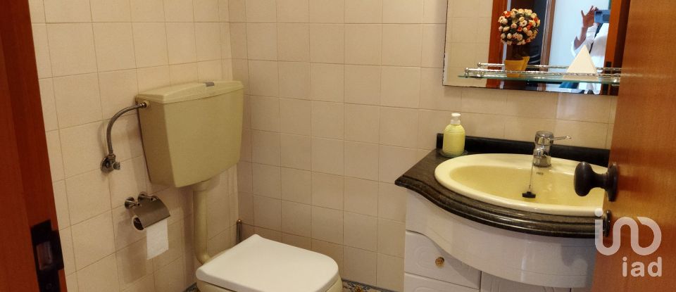 Maison de village T3 à Moledo e Cristelo de 247 m²