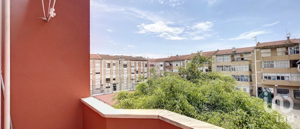 Apartment T2 in Baixa Da Banheira E Vale Da Amoreira of 74 m²