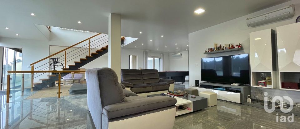 House T4 in Carriço of 258 m²