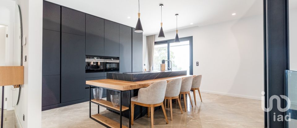 House T6 in Areosa of 290 m²