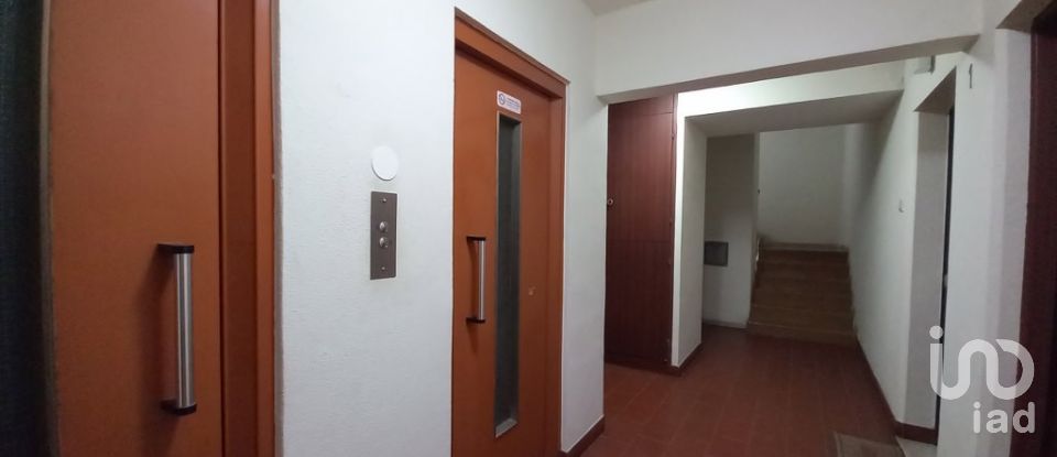 Appartement T2 à Santo António da Charneca de 73 m²