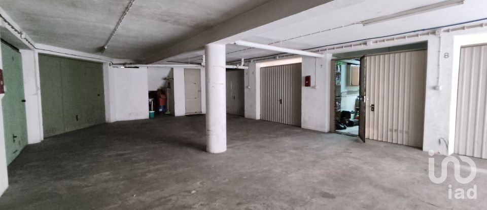Parque de Estacionamento / Garagem / Box em Baixa Da Banheira E Vale Da Amoreira de 18 m²