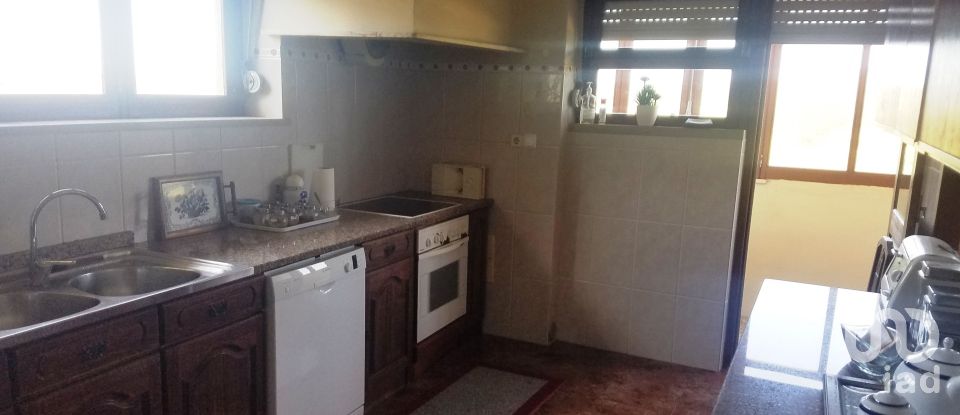 Casa tradicional T6 em Atouguia da Baleia de 315 m²