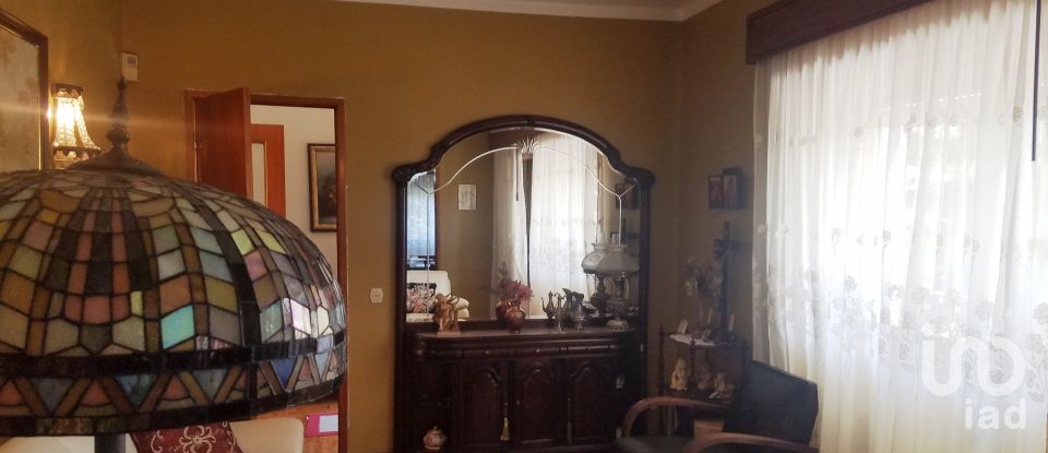 Casa tradicional T6 em Atouguia da Baleia de 315 m²