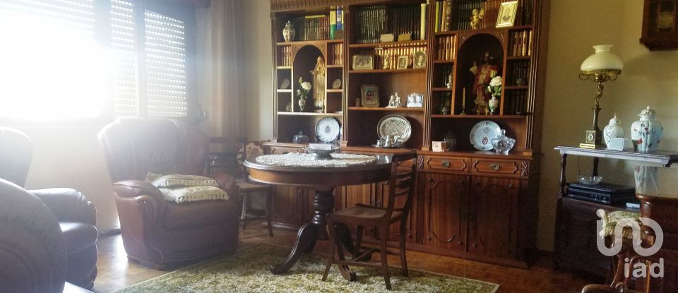 Casa tradicional T6 em Atouguia da Baleia de 315 m²