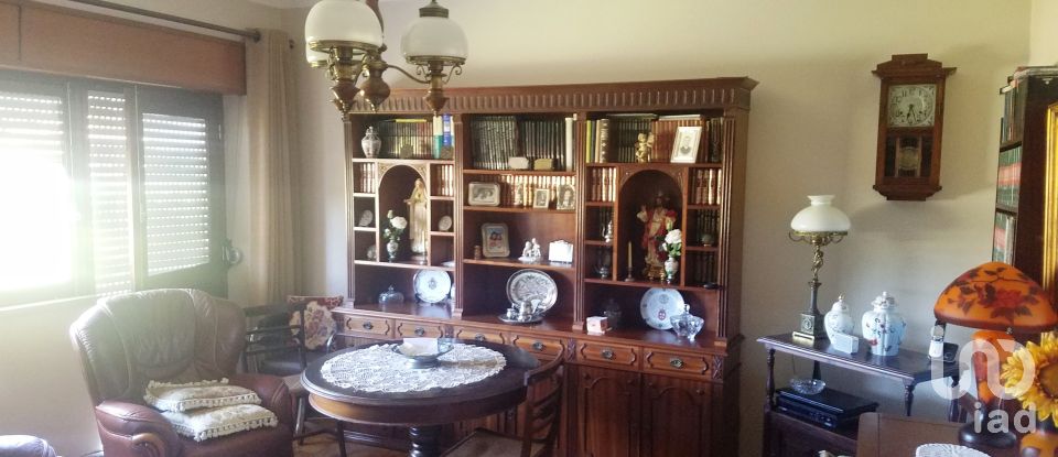 Casa tradicional T6 em Atouguia da Baleia de 315 m²