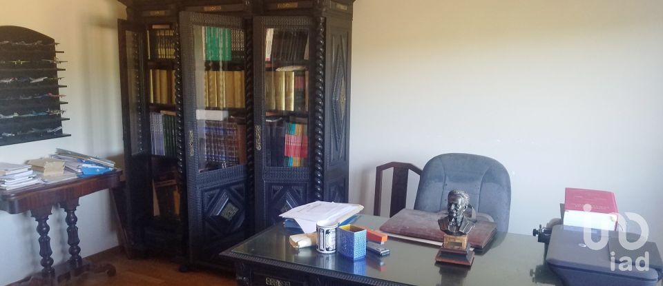 Casa tradicional T6 em Atouguia da Baleia de 315 m²