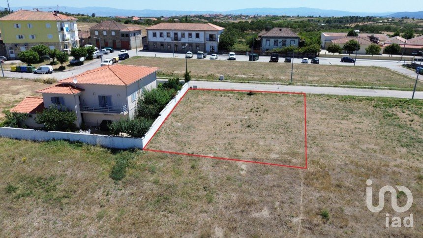 Terreno em Carrazedo de Montenegro e Curros de 450 m²