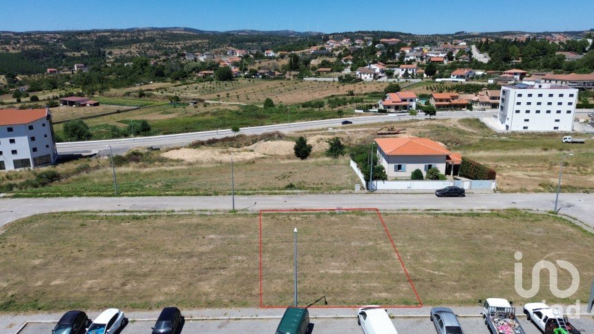 Terrain à Carrazedo de Montenegro e Curros de 301 m²