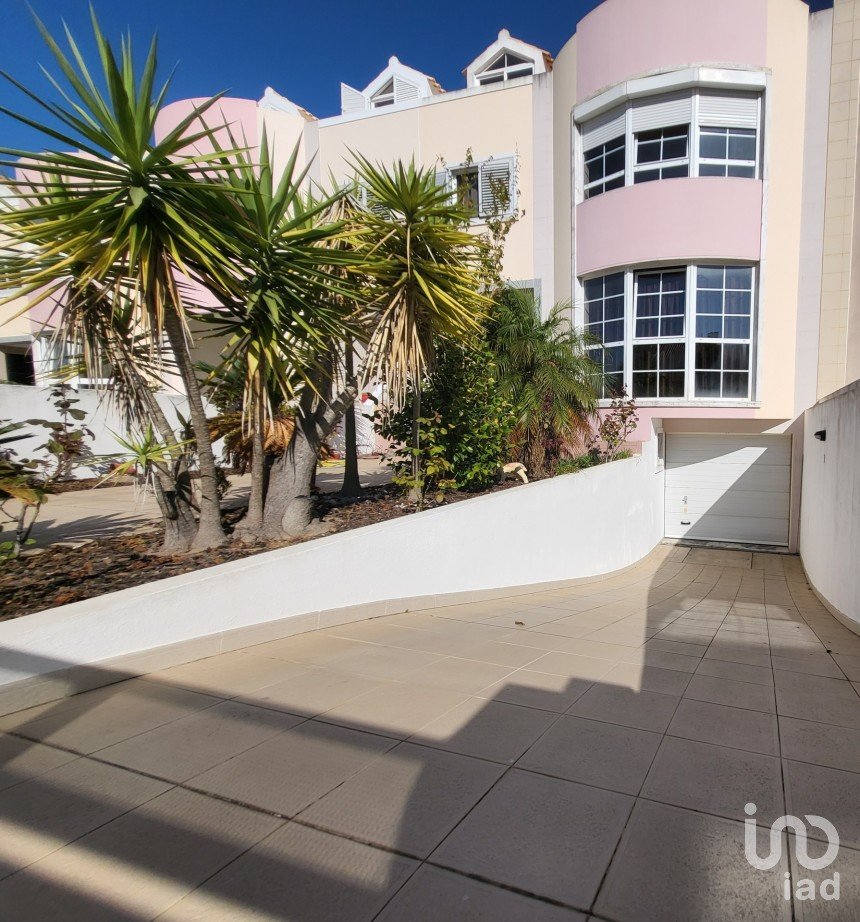 Moradia T5 em Charneca De Caparica E Sobreda de 162 m²