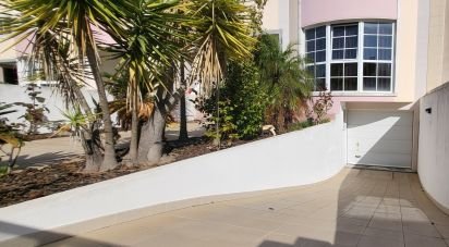 House T5 in Charneca De Caparica E Sobreda of 162 m²