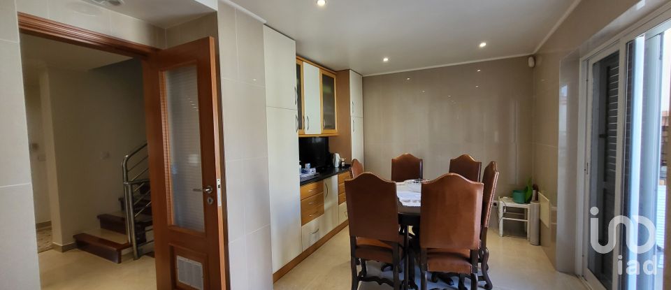 Moradia T5 em Charneca De Caparica E Sobreda de 162 m²