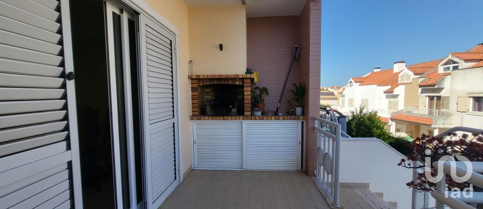 Moradia T5 em Charneca De Caparica E Sobreda de 162 m²