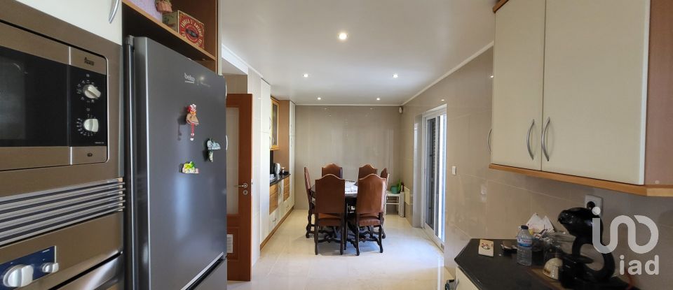 Moradia T5 em Charneca De Caparica E Sobreda de 162 m²