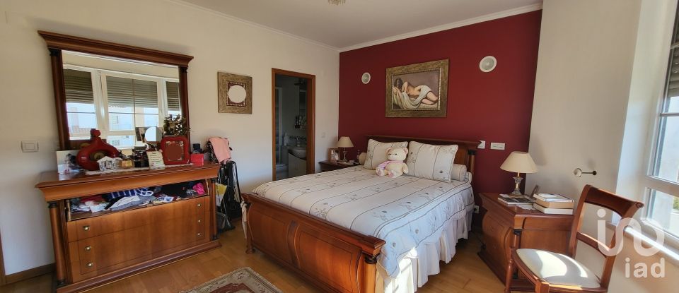 Moradia T5 em Charneca De Caparica E Sobreda de 162 m²