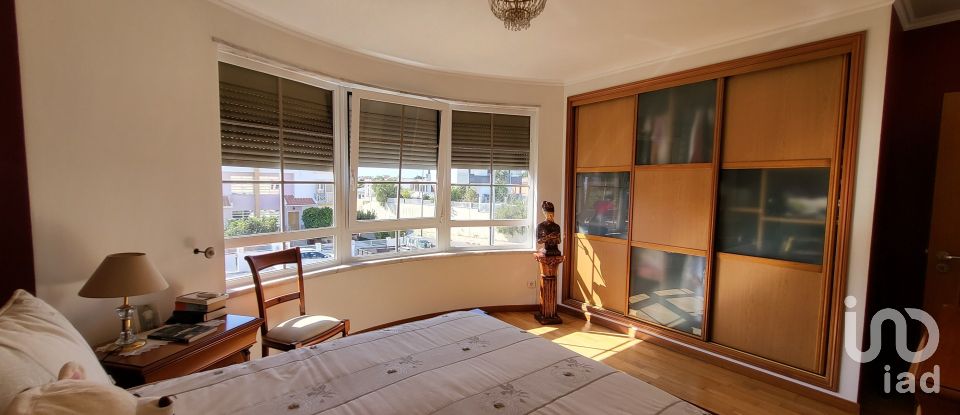 Moradia T5 em Charneca De Caparica E Sobreda de 162 m²