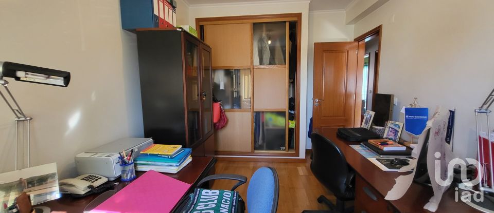 Moradia T5 em Charneca De Caparica E Sobreda de 162 m²