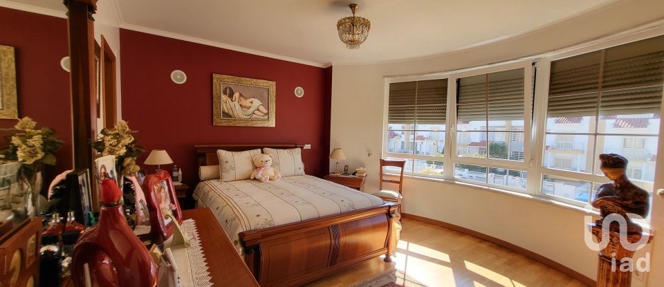 Moradia T5 em Charneca De Caparica E Sobreda de 162 m²