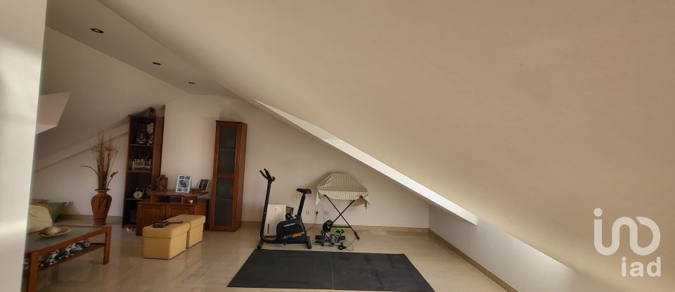 Moradia T5 em Charneca De Caparica E Sobreda de 162 m²