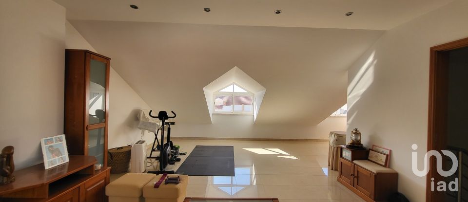 Moradia T5 em Charneca De Caparica E Sobreda de 162 m²