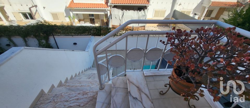 Moradia T5 em Charneca De Caparica E Sobreda de 162 m²