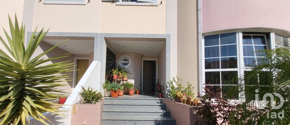 Moradia T5 em Charneca De Caparica E Sobreda de 162 m²