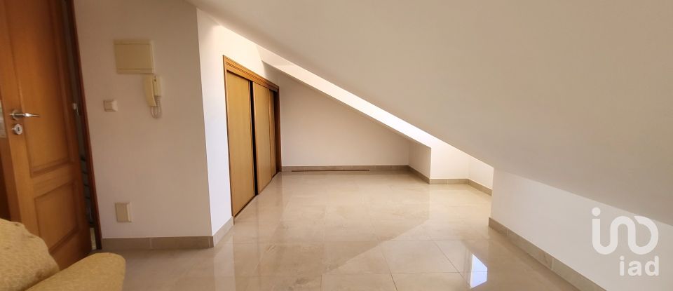 Moradia T5 em Charneca De Caparica E Sobreda de 162 m²