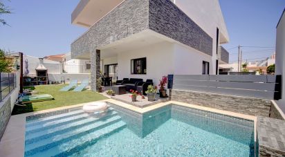 Casa / Villa T4 em Amora de 327 m²