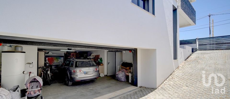 House T4 in Amora of 327 m²