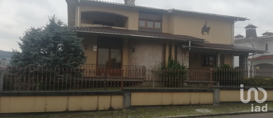 Casa / Villa T4 em Oliveira De Azeméis, Santiago De Riba-Ul, Ul, Macinhata Da Seixa E Madail de 311 m²