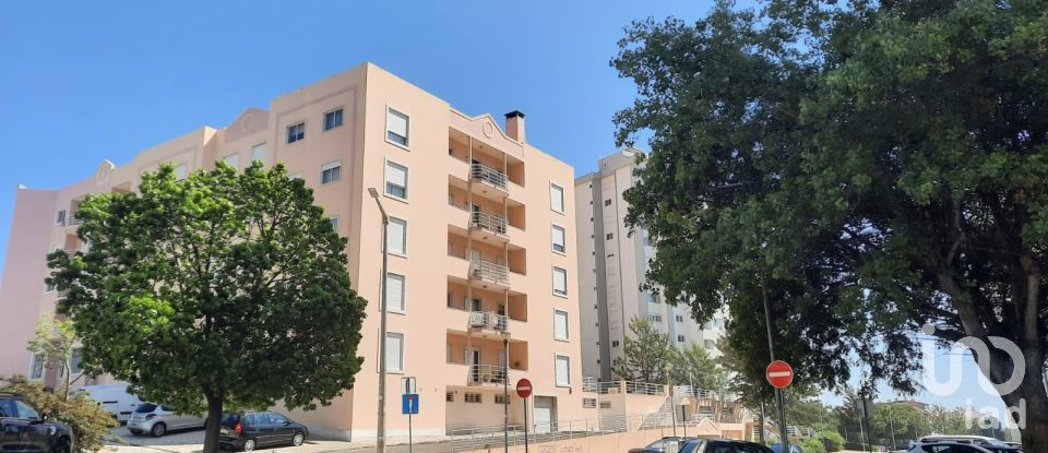 Apartment T2 in Carcavelos e Parede of 74 m²