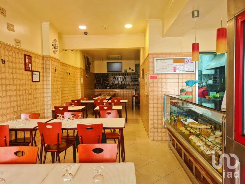 Boutique/Local commercial à Queluz e Belas de 90 m²