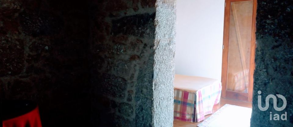 Casa de Campo T5 em Vilela, Seramil E Paredes Secas de 232 m²